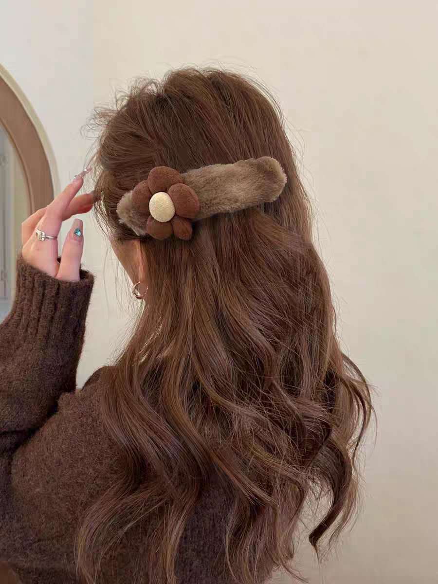 Beige Plush Flower Hair Clip for Women – Cute Duckbill Alligator Clip, Large Fluffy Barrette for Bangs, Sides, and Back Hair, Cozy Autumn Winter Hair Accessory