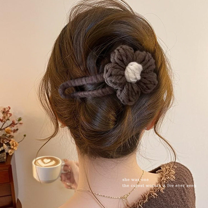 Beige Plush Flower Hair Clip for Women – Cute Duckbill Alligator Clip, Large Fluffy Barrette for Bangs, Sides, and Back Hair, Cozy Autumn Winter Hair Accessory