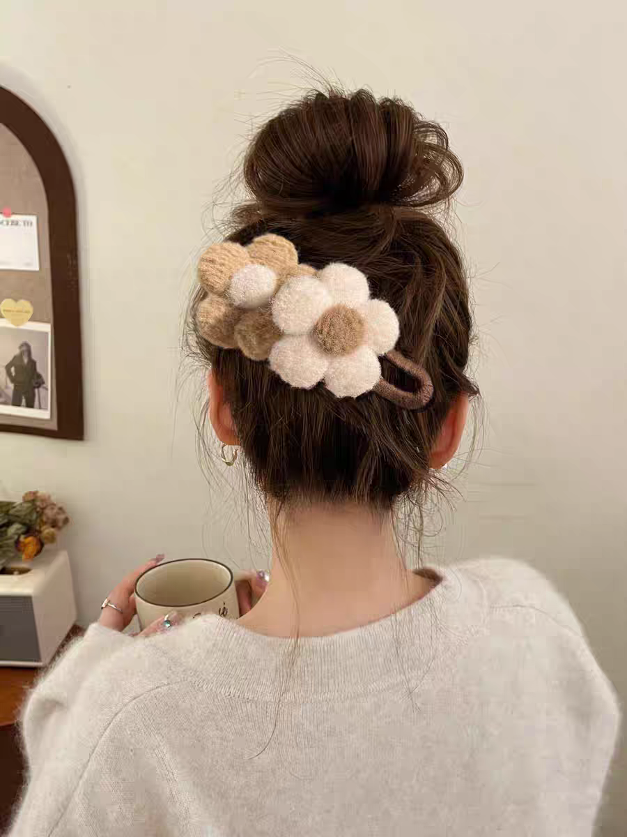 Beige Plush Flower Hair Clip for Women – Cute Duckbill Alligator Clip, Large Fluffy Barrette for Bangs, Sides, and Back Hair, Cozy Autumn Winter Hair Accessory