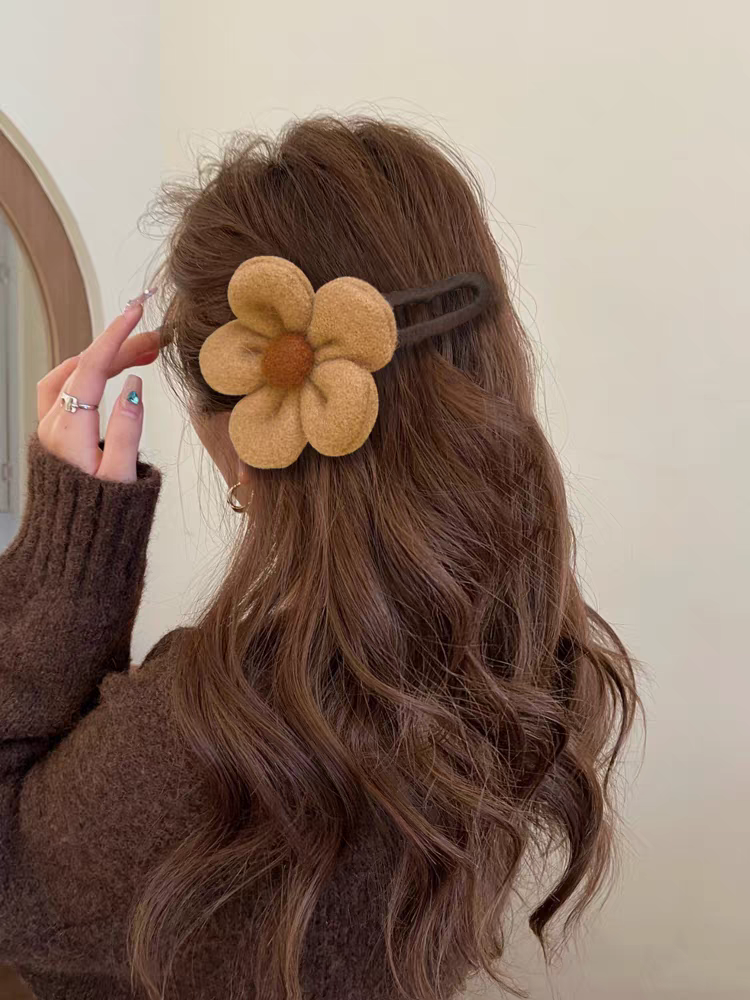Beige Plush Flower Hair Clip for Women – Cute Duckbill Alligator Clip, Large Fluffy Barrette for Bangs, Sides, and Back Hair, Cozy Autumn Winter Hair Accessory