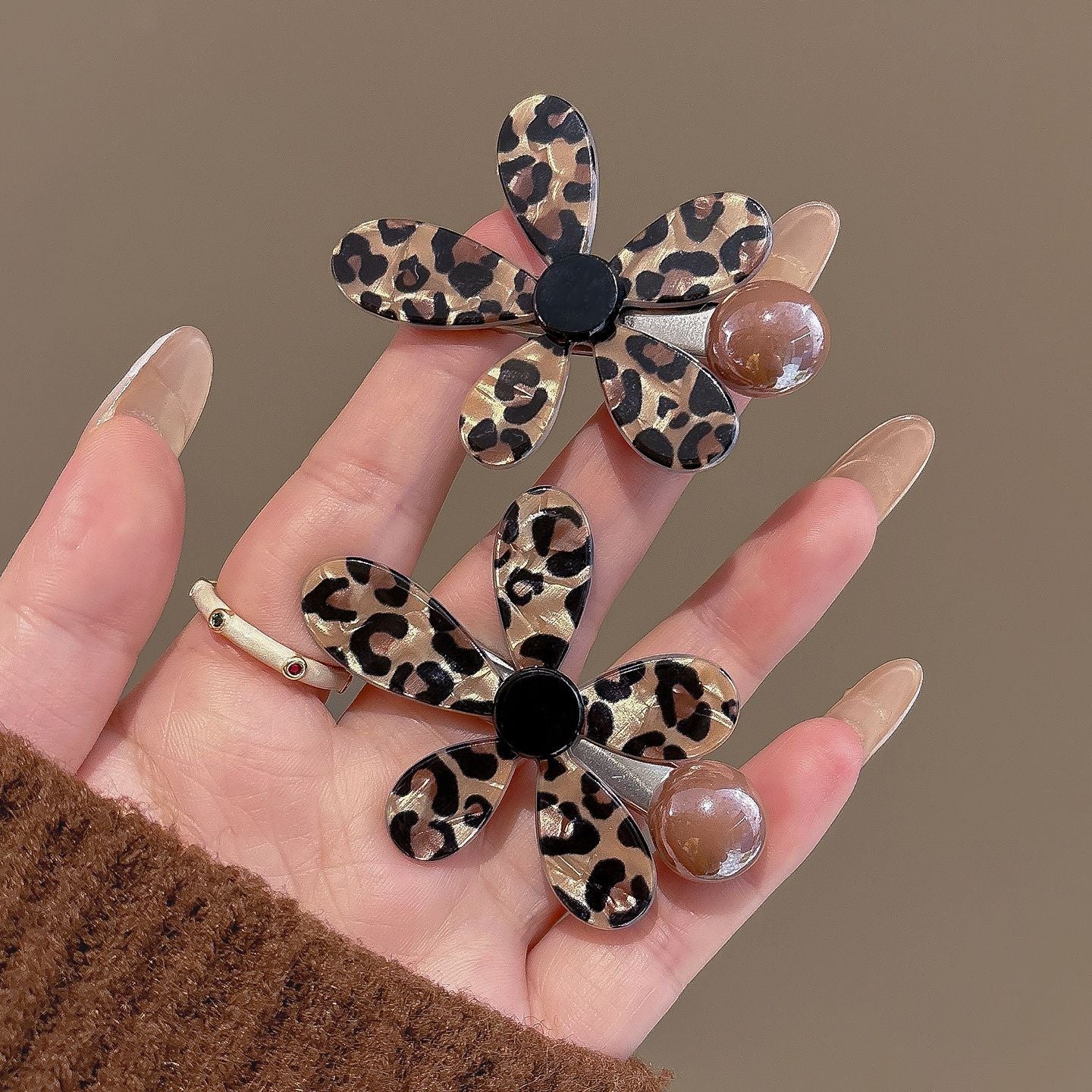 2PCS Leopard Flower Hair Clips – Stylish Bobby Pins for Women, Side Bangs Hairpins, Retro Chic Barrettes Hair Accessories
