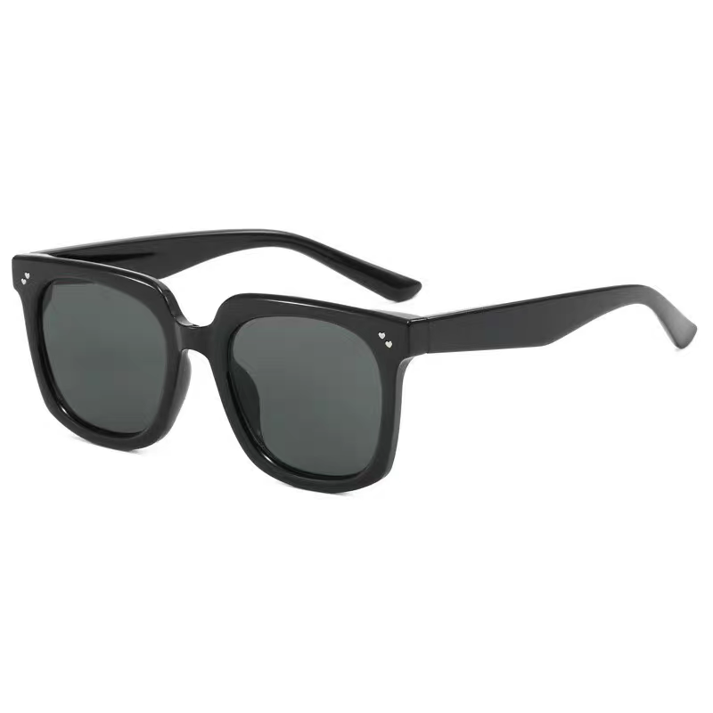 Women’s Fashion Square Sunglasses 2025 – Celebrity Style Streetwear Shades with Double Heart Detail, Retro Trendy UV Protection Eyewear