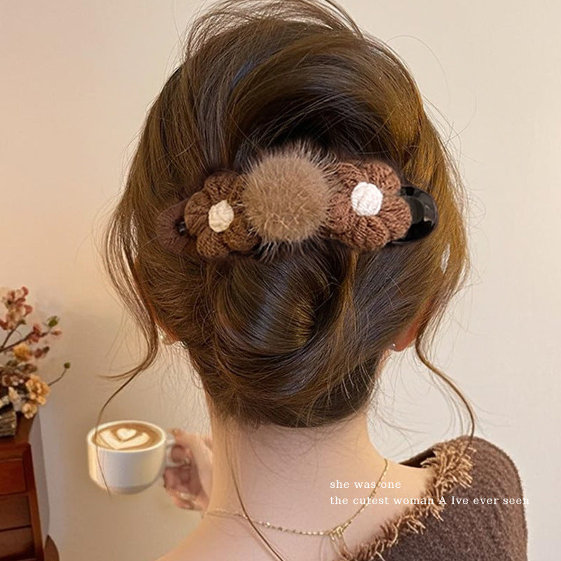 Beige Plush Flower Hair Clip for Women – Cute Duckbill Alligator Clip, Large Fluffy Barrette for Bangs, Sides, and Back Hair, Cozy Autumn Winter Hair Accessory