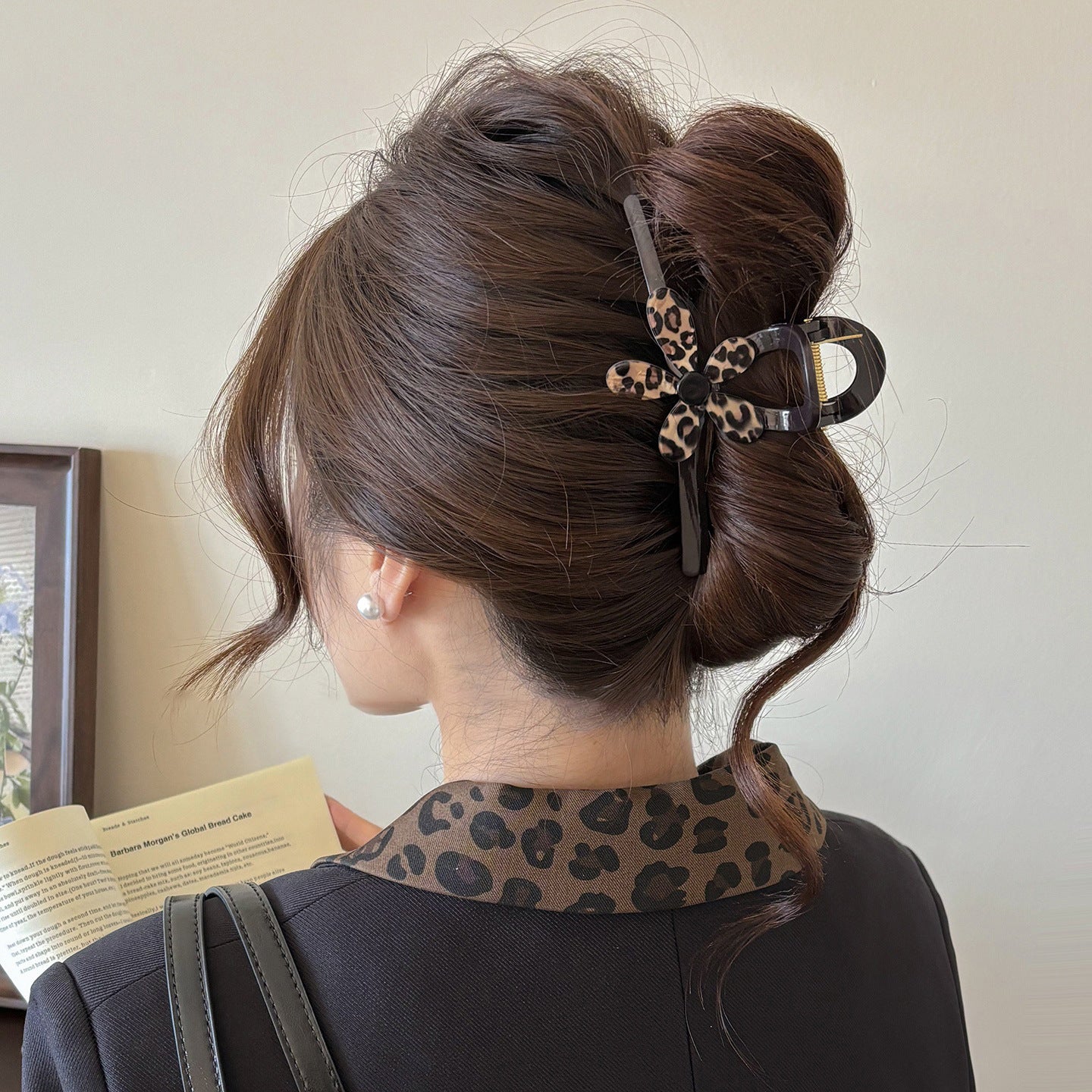 Leopard Flower Hair Claw Clip – Acrylic Medium & Large Jaw Clips for Women, Stylish Banana Claw for Thick or Fine Hair, Retro Chic Hair Accessory