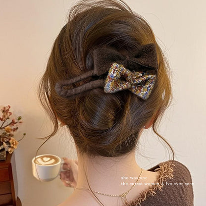 Beige Plush Flower Hair Clip for Women – Cute Duckbill Alligator Clip, Large Fluffy Barrette for Bangs, Sides, and Back Hair, Cozy Autumn Winter Hair Accessory