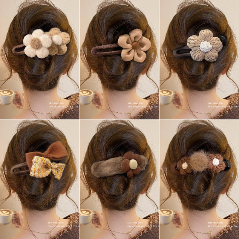 Beige Plush Flower Hair Clip for Women – Cute Duckbill Alligator Clip, Large Fluffy Barrette for Bangs, Sides, and Back Hair, Cozy Autumn Winter Hair Accessory