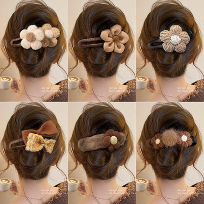 Beige Plush Flower Hair Clip for Women – Cute Duckbill Alligator Clip, Large Fluffy Barrette for Bangs, Sides, and Back Hair, Cozy Autumn Winter Hair Accessory