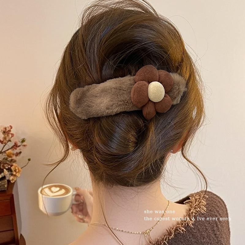 Beige Plush Flower Hair Clip for Women – Cute Duckbill Alligator Clip, Large Fluffy Barrette for Bangs, Sides, and Back Hair, Cozy Autumn Winter Hair Accessory