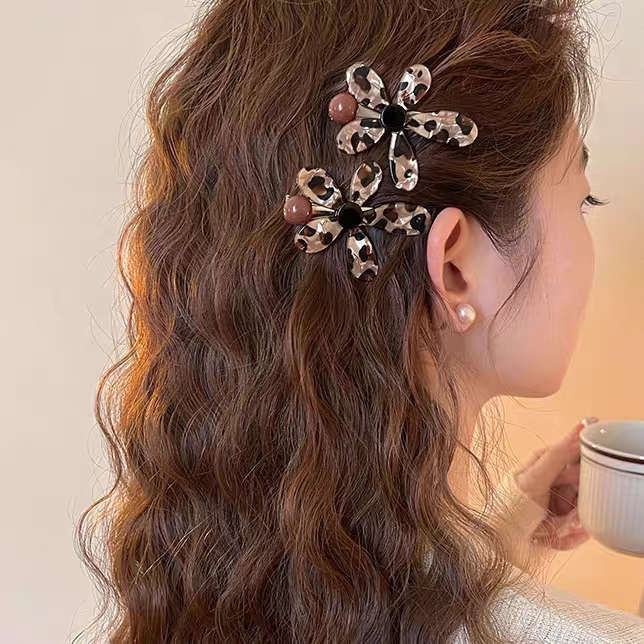 2PCS Leopard Flower Hair Clips – Stylish Bobby Pins for Women, Side Bangs Hairpins, Retro Chic Barrettes Hair Accessories