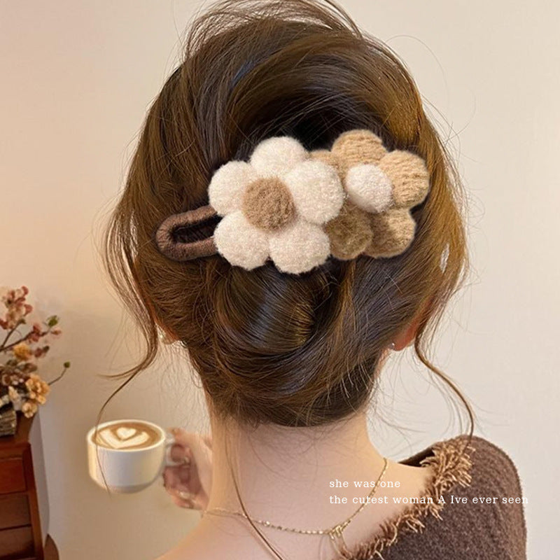 Beige Plush Flower Hair Clip for Women – Cute Duckbill Alligator Clip, Large Fluffy Barrette for Bangs, Sides, and Back Hair, Cozy Autumn Winter Hair Accessory