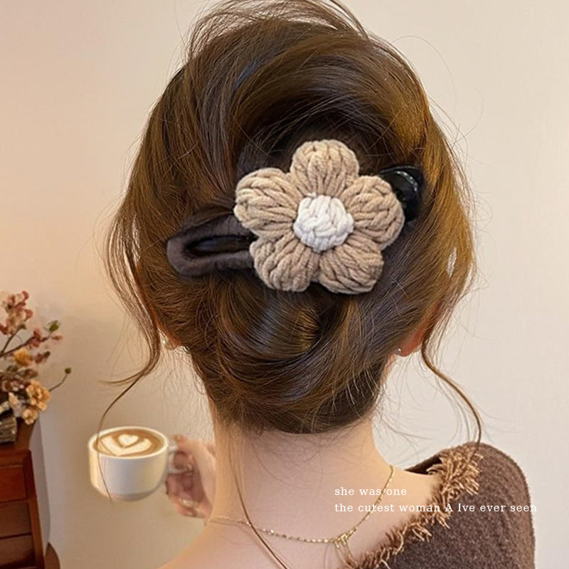 Beige Plush Flower Hair Clip for Women – Cute Duckbill Alligator Clip, Large Fluffy Barrette for Bangs, Sides, and Back Hair, Cozy Autumn Winter Hair Accessory
