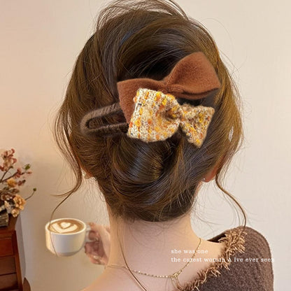 Beige Plush Flower Hair Clip for Women – Cute Duckbill Alligator Clip, Large Fluffy Barrette for Bangs, Sides, and Back Hair, Cozy Autumn Winter Hair Accessory