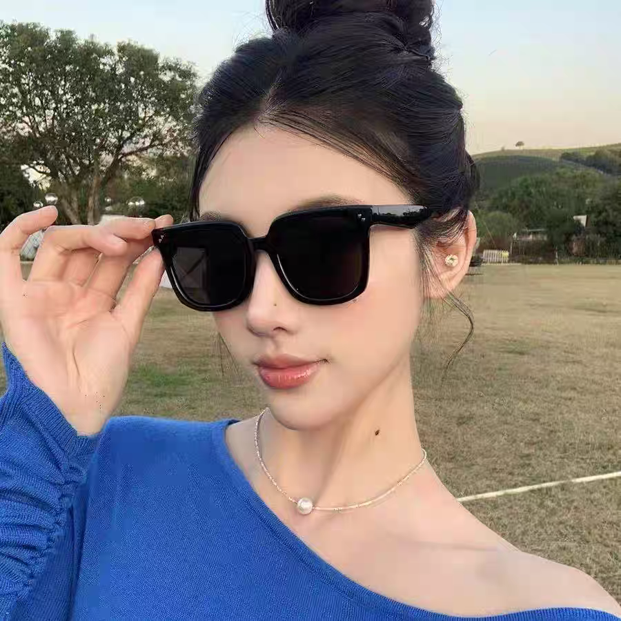 Women’s Fashion Square Sunglasses 2025 – Celebrity Style Streetwear Shades with Double Heart Detail, Retro Trendy UV Protection Eyewear