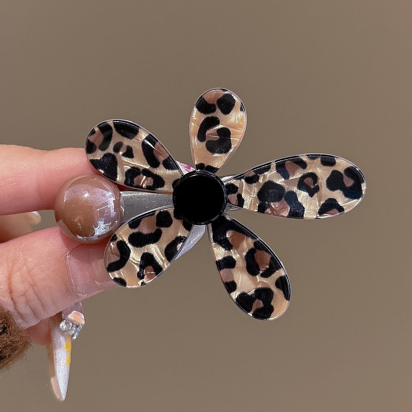 2PCS Leopard Flower Hair Clips – Stylish Bobby Pins for Women, Side Bangs Hairpins, Retro Chic Barrettes Hair Accessories