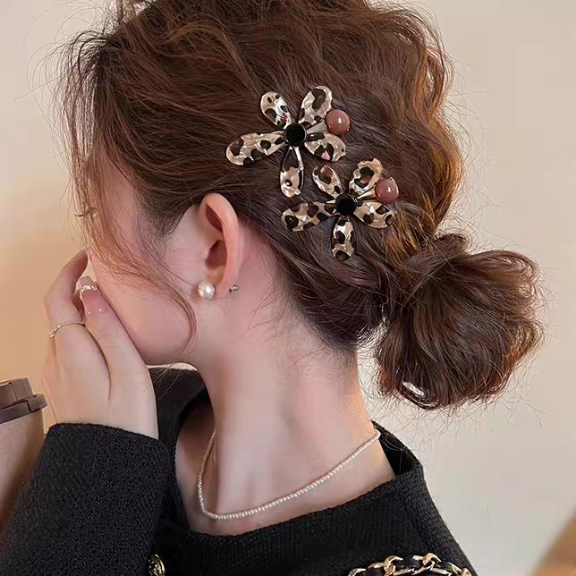 2PCS Leopard Flower Hair Clips – Stylish Bobby Pins for Women, Side Bangs Hairpins, Retro Chic Barrettes Hair Accessories