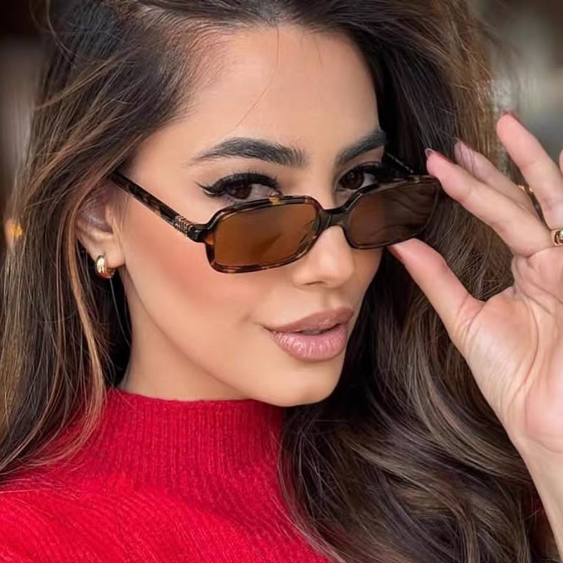Small Square Frame Sunglasses – High-End Fashion Flat Glasses, Trendy European & American Style, Chic Non-Prescription Eyewear for Daily Wear