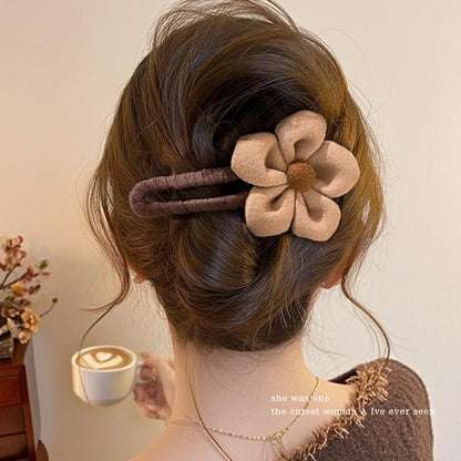 Beige Plush Flower Hair Clip for Women – Cute Duckbill Alligator Clip, Large Fluffy Barrette for Bangs, Sides, and Back Hair, Cozy Autumn Winter Hair Accessory